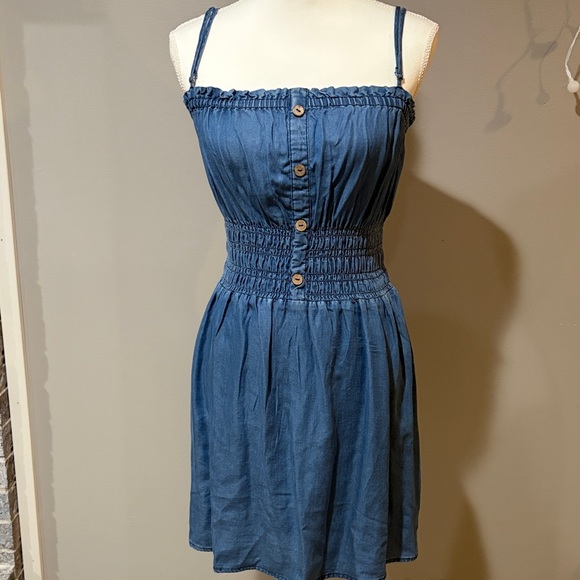 Dresses & Skirts - NWOT Denim Dress